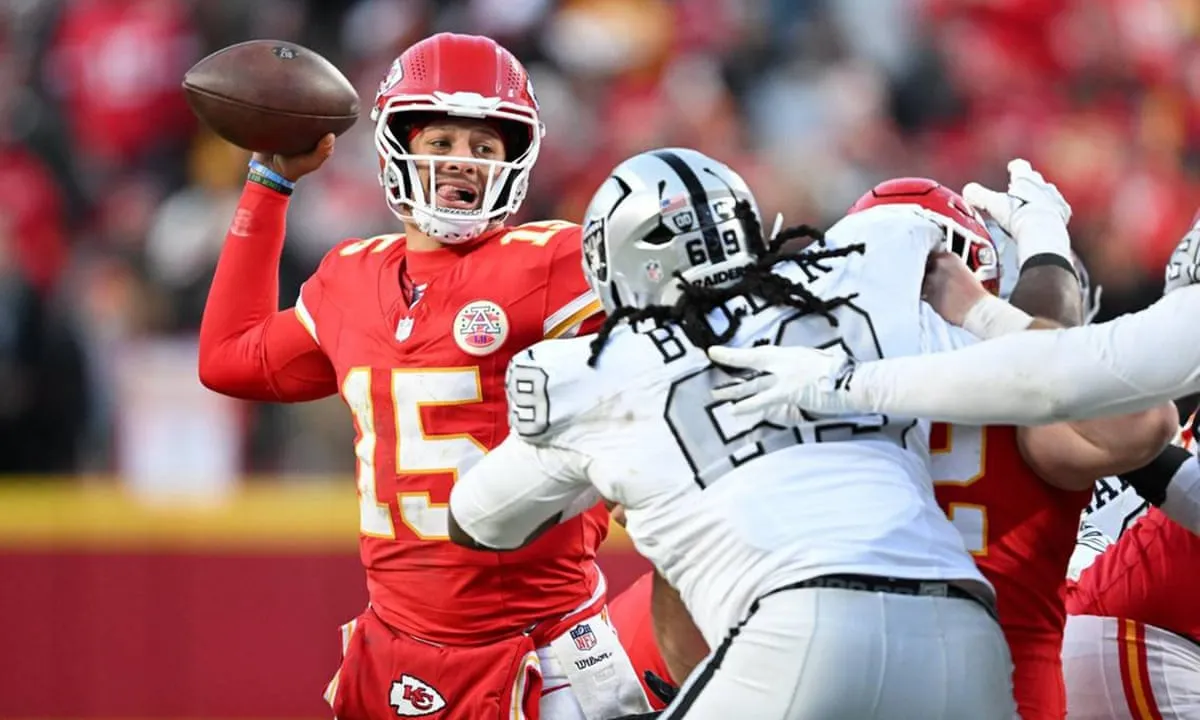 Patrick Mahomes Clutches Ninth Straight AFC West Win: Chiefs Edge Out Rivals in Thrilling Last-Minute Victory